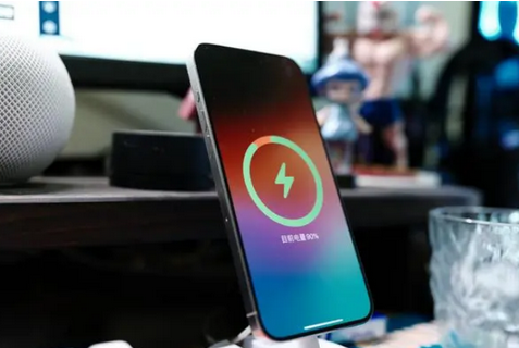 上饶苹果15换屏服务分享用什么充电器给iPhone15充电更好 